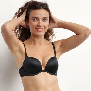 BNWOT La SENZA Beyond Sexy Classic Plunge Black Bra With Back Closure - 32B
